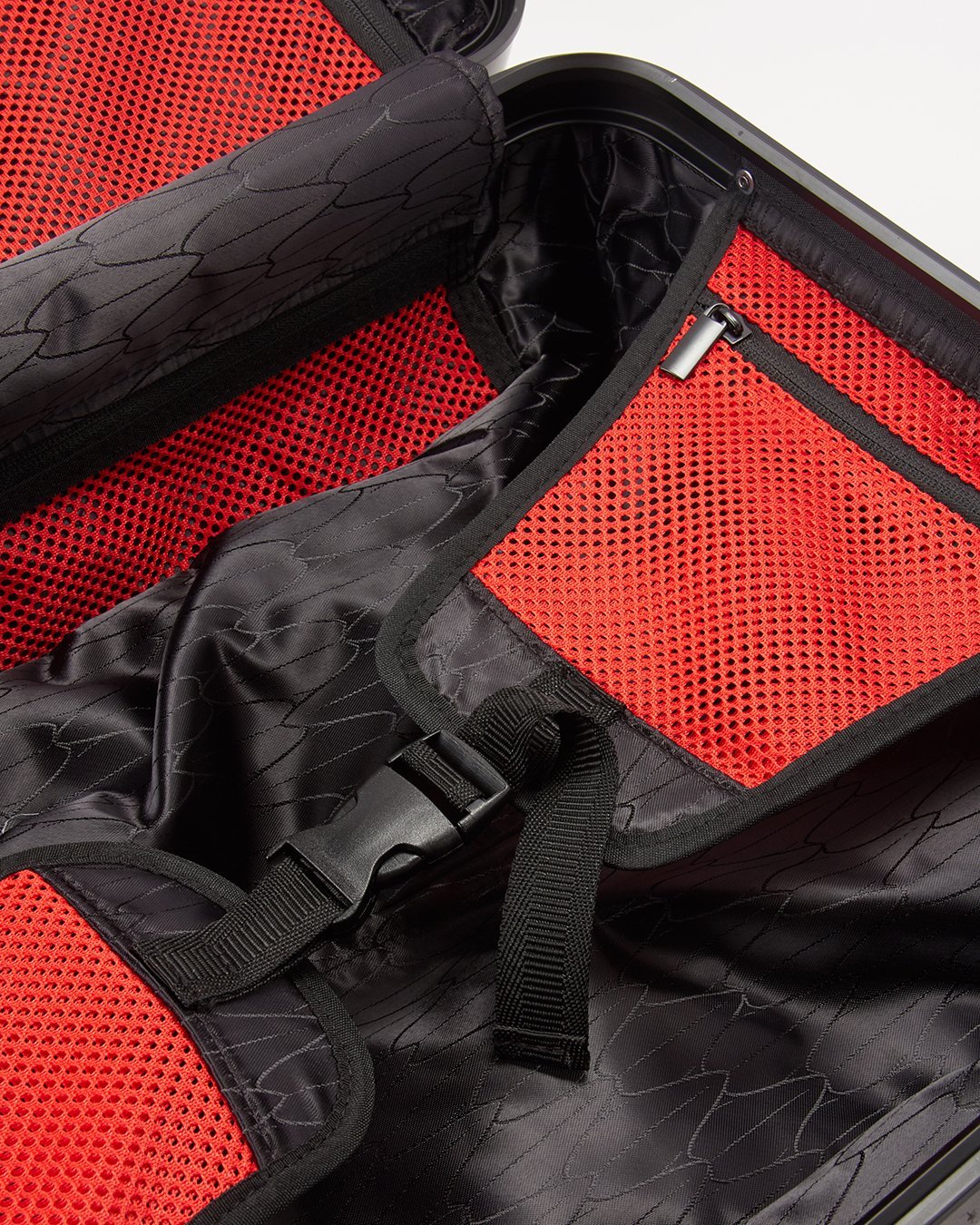SHARKITECTURE MOLDED 29? FULL-SIZE LUGGAGE